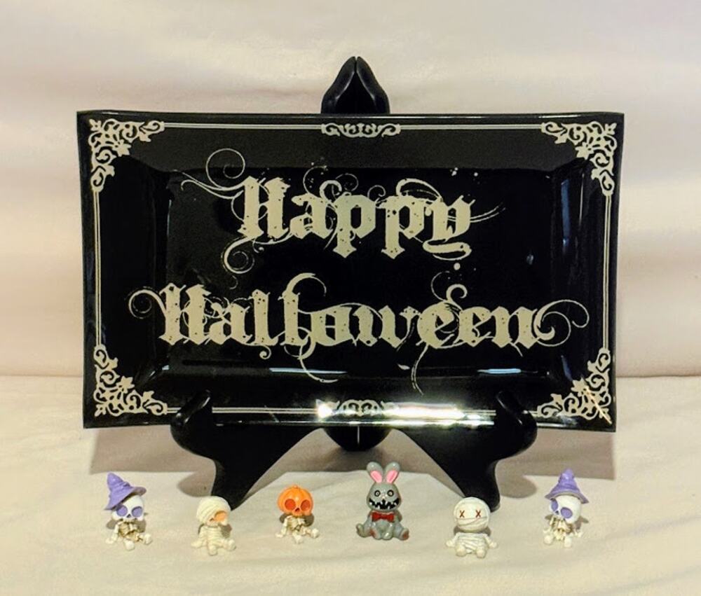 Happy Halloween Plaque & Skeleton Figurine Display Set